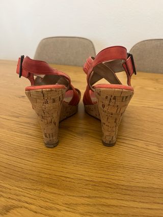 Sandalias cuña tiras coral