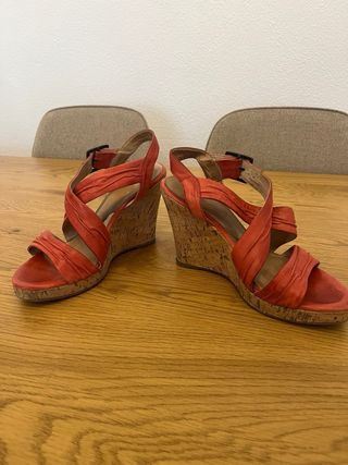 Sandalias cuña tiras coral