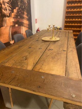 Mesa rústica de madera y metal