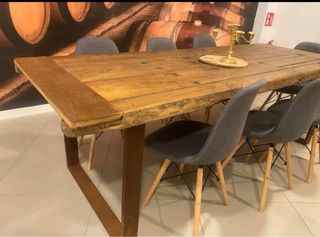 Mesa rústica de madera y metal