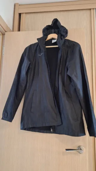 Abrigo gris con cuello de pelo sintético