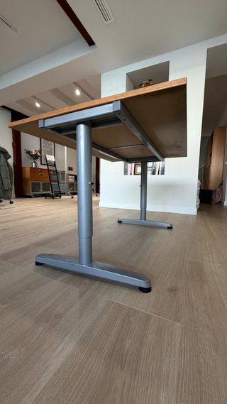 Mesa de oficina de madera y metal