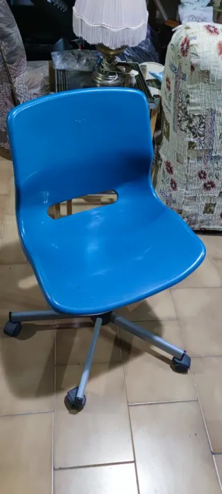 Silla de escritorio azul con base metálica