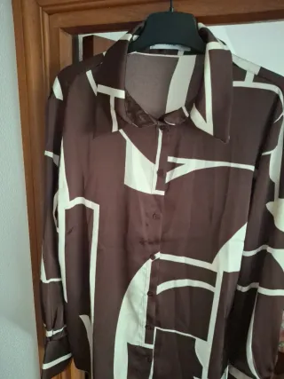 Blusa marrón y blanca