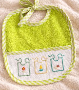 Babero de bebé bordado a mano