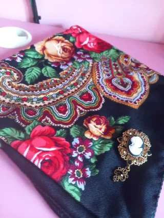 Pañuelo Alcarreña Flores y Broche