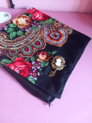 Pañuelo Alcarreña Flores y Broche