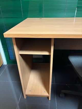 Escritorio de madera color beige y marrón