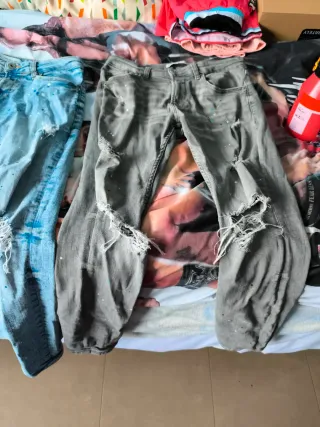 Pantalones vaqueros desgastados con pintura