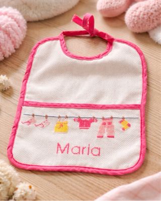 Babero bordado a mano