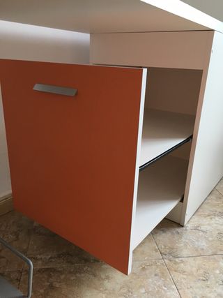 Mesa infantil blanca con naranja