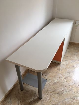 Mesa infantil blanca con naranja