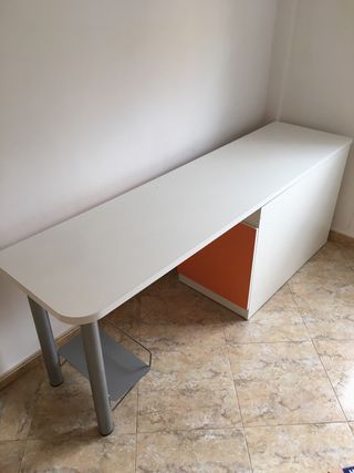 Mesa infantil blanca con naranja