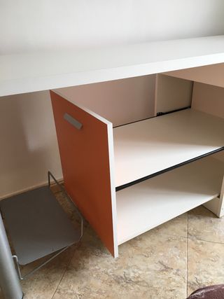 Mesa infantil blanca con naranja