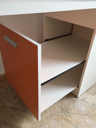 Mesa infantil blanca con naranja