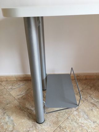 Mesa infantil blanca con naranja