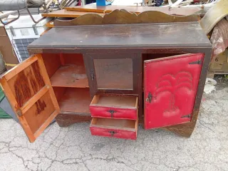 Cómoda antigua de madera y piel