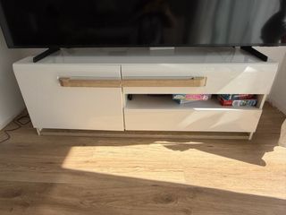 Mueble TV blanco y madera