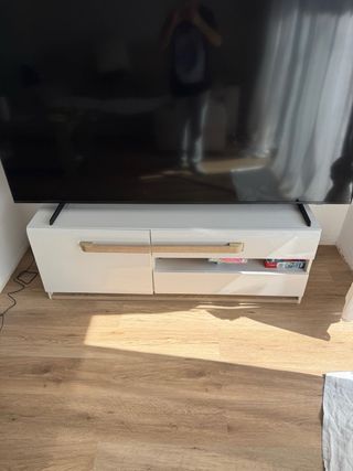 Mueble TV blanco y madera