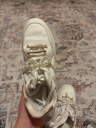 Sneakers Zara bianche con perle e oro