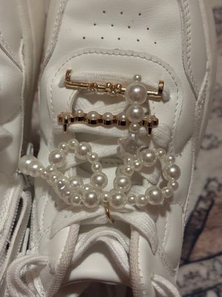 Sneakers Zara bianche con perle e oro