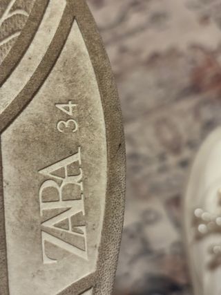 Sneakers Zara bianche con perle e oro