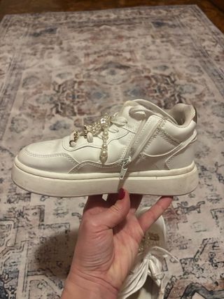 Sneakers Zara bianche con perle e oro