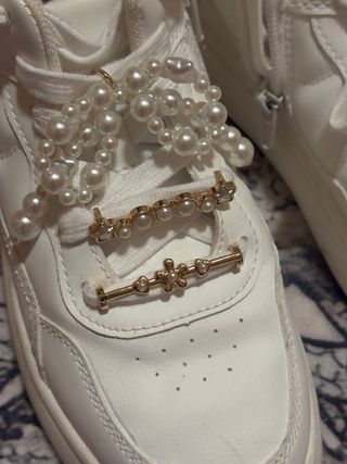 Sneakers Zara bianche con perle e oro