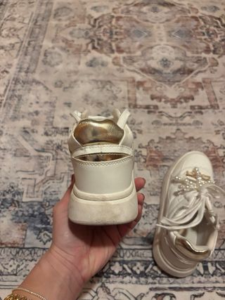 Sneakers Zara bianche con perle e oro