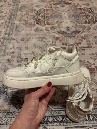 Sneakers Zara bianche con perle e oro