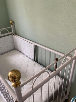 Cuna infantil con dosel y cortinas