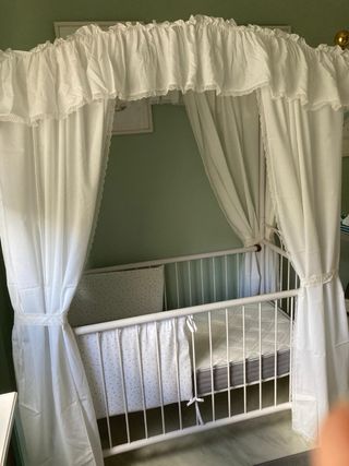 Cuna infantil con dosel y cortinas