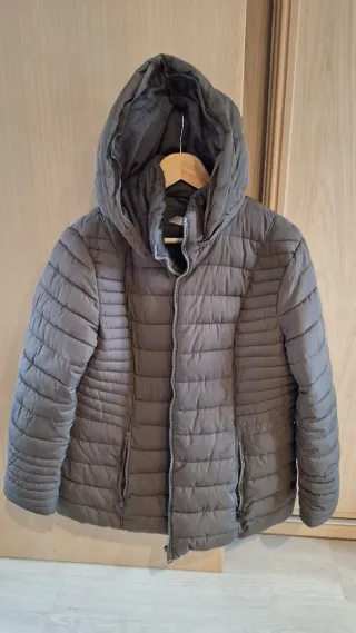 Chaqueta acolchada gris con capucha