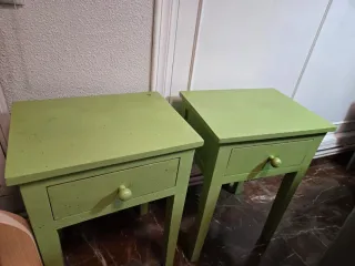 Dos mesitas de noche verdes