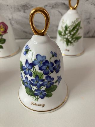 Campane in porcellana dei mesi dell'anno vintage