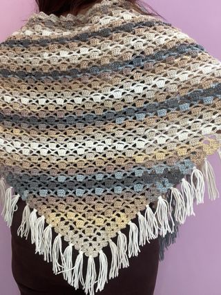 Chal de pico tejido beige y gris