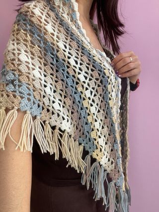 Chal de pico tejido beige y gris