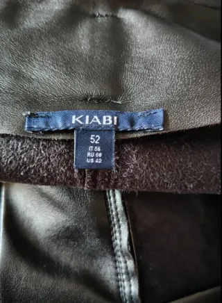 Pantalón corto efecto piel con cinturón