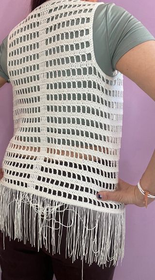 Chaleco beige crochet con flecos