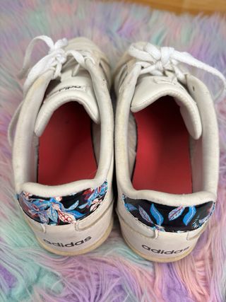 Deportivas Adidas blancas con flores