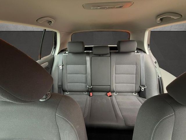 Volkswagen Golf Advance (2011)