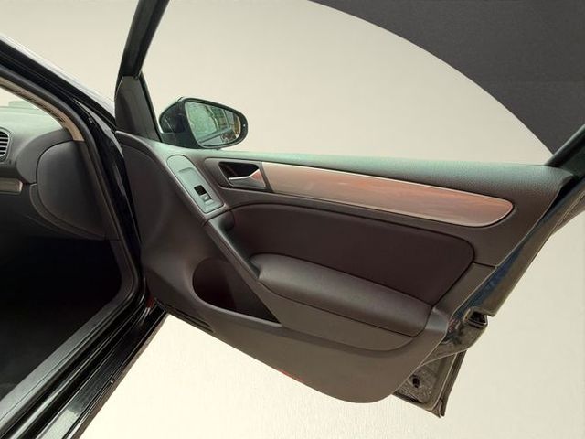 Volkswagen Golf Advance (2011)