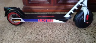 Patinete Eléctrico Aprilia Azul y Blanco