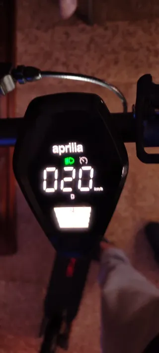 Patinete Eléctrico Aprilia Azul y Blanco