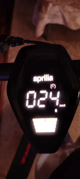 Patinete Eléctrico Aprilia Azul y Blanco