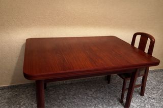 Mesa de madera con 4 sillas