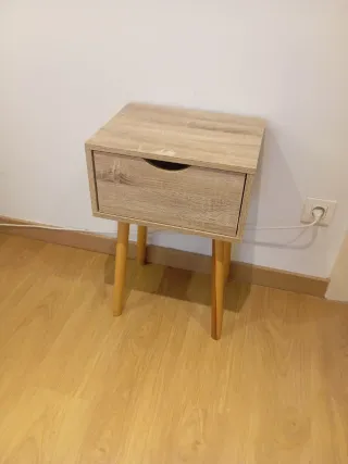Mesita de noche de madera