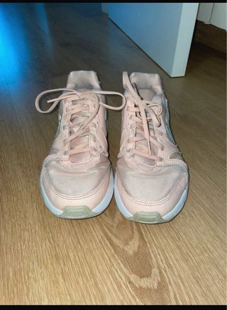 Zapatillas Nike rosas y blancas