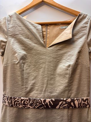 Vestido elegante dorado con cinturón estampado