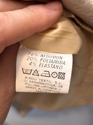 Vestido elegante dorado con cinturón estampado